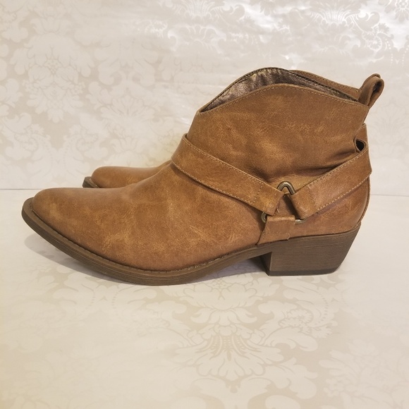 Coconuts by Matisse Ankle Bootie - Picture 1 of 7